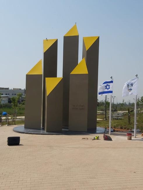 האנדרטה לזכר השואה בראש העין