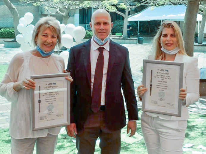 ד"ר מירב בן נתן, ד"ר מיקי דודקביץ ותמר וכטר במעמד קבלת הפרס