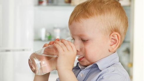 ילד שותה מים