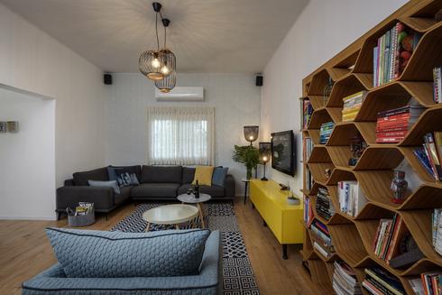 הסלון עם ספרייה בעיצוב אישי