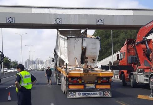 המשאית התנגשה בגשר
