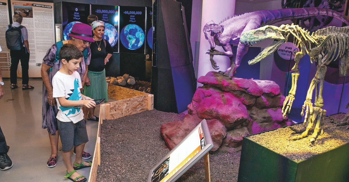 ילדים בפעילות ובתערוכת הדינוזאורים בפארק קרסו למדע