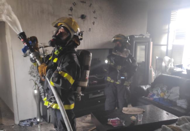 לוחמי האש בפעולות הכיבוי בדירה בנתניה