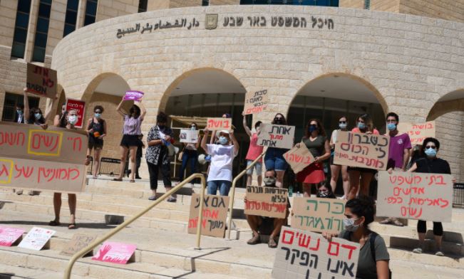 הפגנת הנשים ליד בית המשפט בב"ש