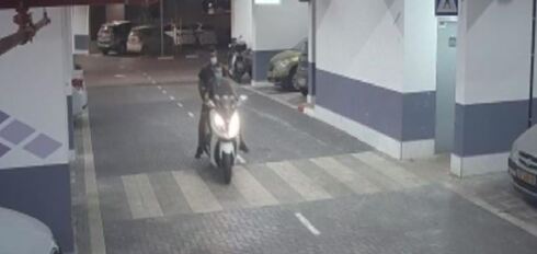 החשודים בגניבה חומקים עם האופנוע