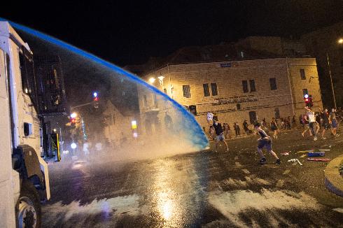זרנוק מים כחולים מהמכתזית לפיזור המפגינים ירושלים 