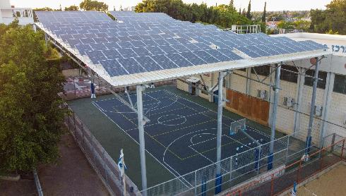 גגות סולאריים במוסד חינוך בעיר