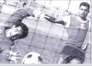 יגאל רצאבי במהלך משחק כדורגל