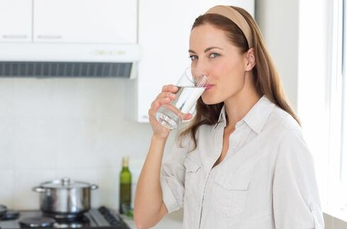 כדאי לשתות מים במהלך צום אם את עוברת טיפולי פוריות?