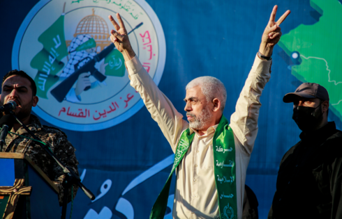יחיא סינוואר מנהיג חמאס בעצרת בעזה