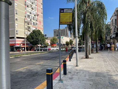 תחנת אוטובוס ברחוב חיים עוזר סמוך לכיכר המייסדים