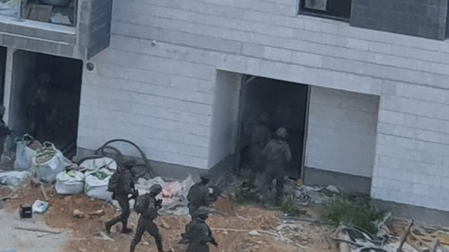 חיילים סורקים אתר בנייה בעיר