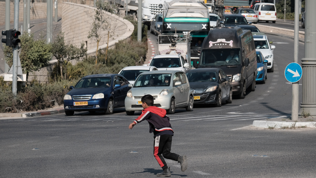 גם הכבישים החדשים שנפתחו לא מצליחים להתגבר על עומסים הכבדים שבהם נתקלים תושבי ירושלים 