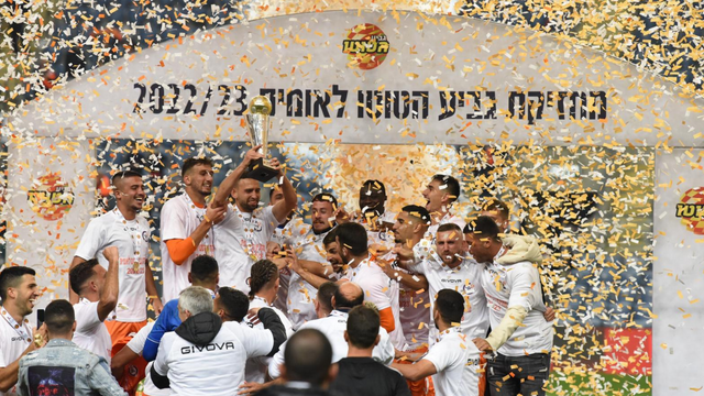 שחקני ראשון עם הגביע, על הפודיום