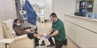 האח ישעיהו מטפל במוקד רפואה דחופה של מכבי שירותי בריאות בנתניה