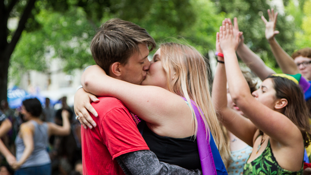 נשיקה בהפגנה