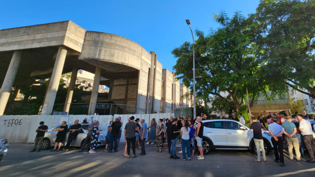 תושבים סמוך לפיל הלבן ליד בית חולים השרון