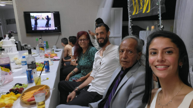 ציון עובד עם בני משפחתו