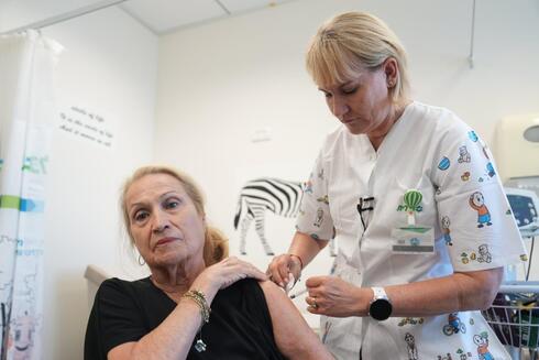 האחות סופי גוטליב במבצע החיסונים