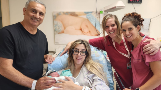 ניאלה וברוך בן יגאל יחד עם בנם והמיילדות דנה עתיר ודבורה שלומוביץ בחדרי הלידה במרכז רפואי מאיר