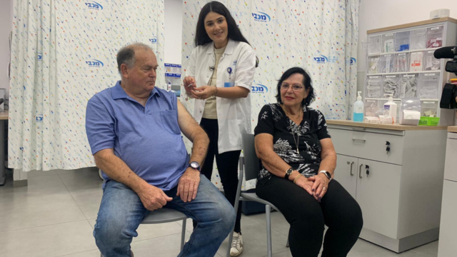 אלי ויפית מפתח תקוה. ראשוני המתחסנים נגד שפעת