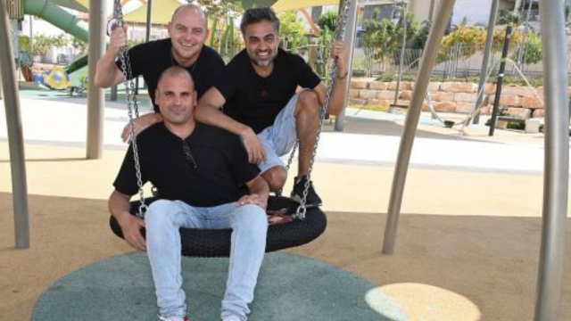 שלישיה עם חבל טבור משותף: