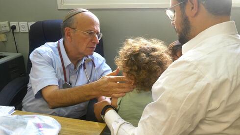מפונים מקבלים טיפול  מד"ר ישראל גרפשטיין במרפאת כללית במעלה אדומים  