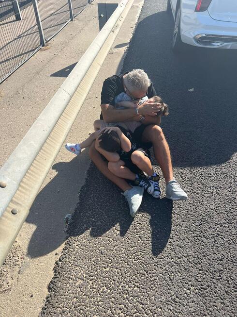 קובי פרץ עם ילדיו בזמן האזעקה