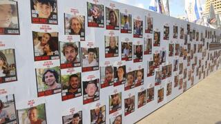 מיצג החטופים והנעדרים ברחבת מוזיאון תל אביב