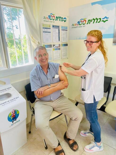 האחות סלי אלפרסי מחסנת את ד״ר יאן מיסקין נגד השפעת