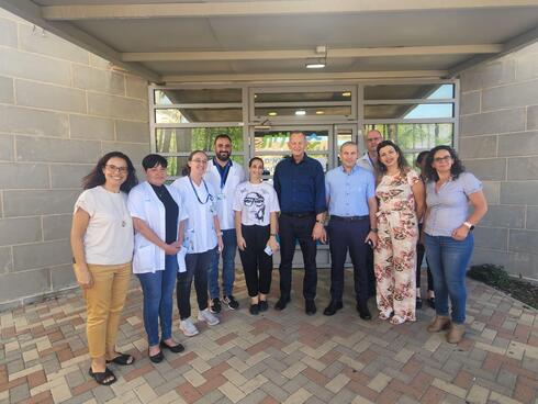 יוחנן לוקר בביקור במרפאות כללית בגבול לבנון