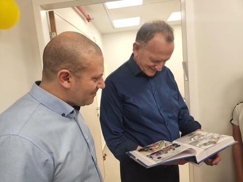 יוחנן לוקר בביקור במרפאות כללית בגבול לבנון