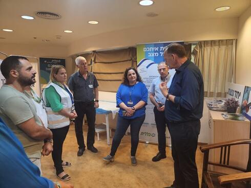 יוחנן לוקר בביקור במרפאות כללית בגבול לבנון
