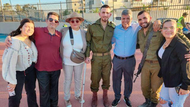 איתמר חדד עם המשפחה והחברים