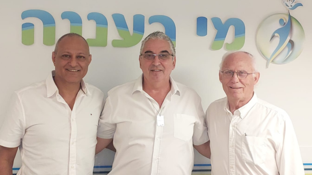 מימין: אדריכל אריה מאור, יו"ר מי-רעננה, חיים ברוידא, ראש עיריית רעננה ורזיאל אחרק, מנכ"ל מי-רעננה.