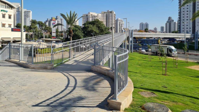 גשר הולכי הרגל ברחוב גיסין פתח תקוה