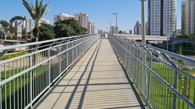 גשר הולכי הרגל ברחוב גיסין פתח תקוה