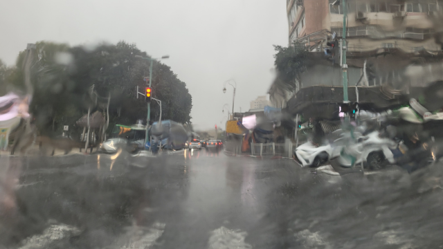 גשם בפתח תקוה חיים עוזר פינת שטמפפר - תמונת פייסבוק