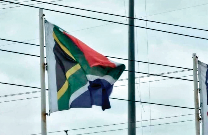 דגל דרום אפריקה בגן המנהיגים לפני שהוסר