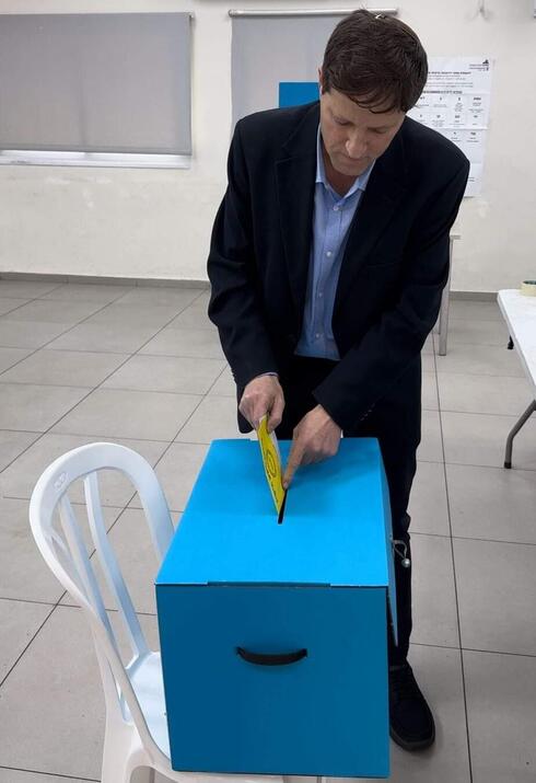 רמי גרינברג מצביע בחירות 2024