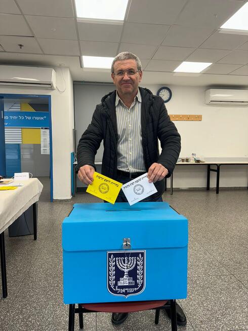 גנאדי בורשבסקי מצביע בחירות 2024 פתח תקוה
