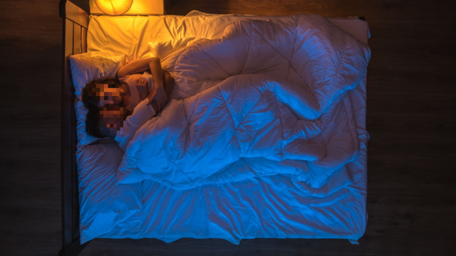 בני זוג גבר ואישה במיטה - תמונת פייסבוק