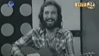 יצחק (ג'קי) אלקיים בהופעה בשנות ה-70 בטלוויזיה הישראלית