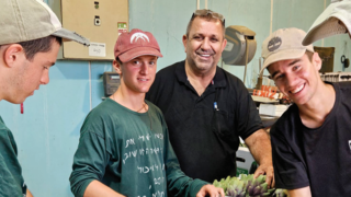יעקב כהן עם מתנדבים שמסייעים לחקלאים